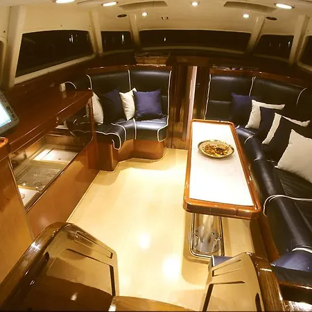 Πλωτό κατάλυμα Italo Sailing Yachts